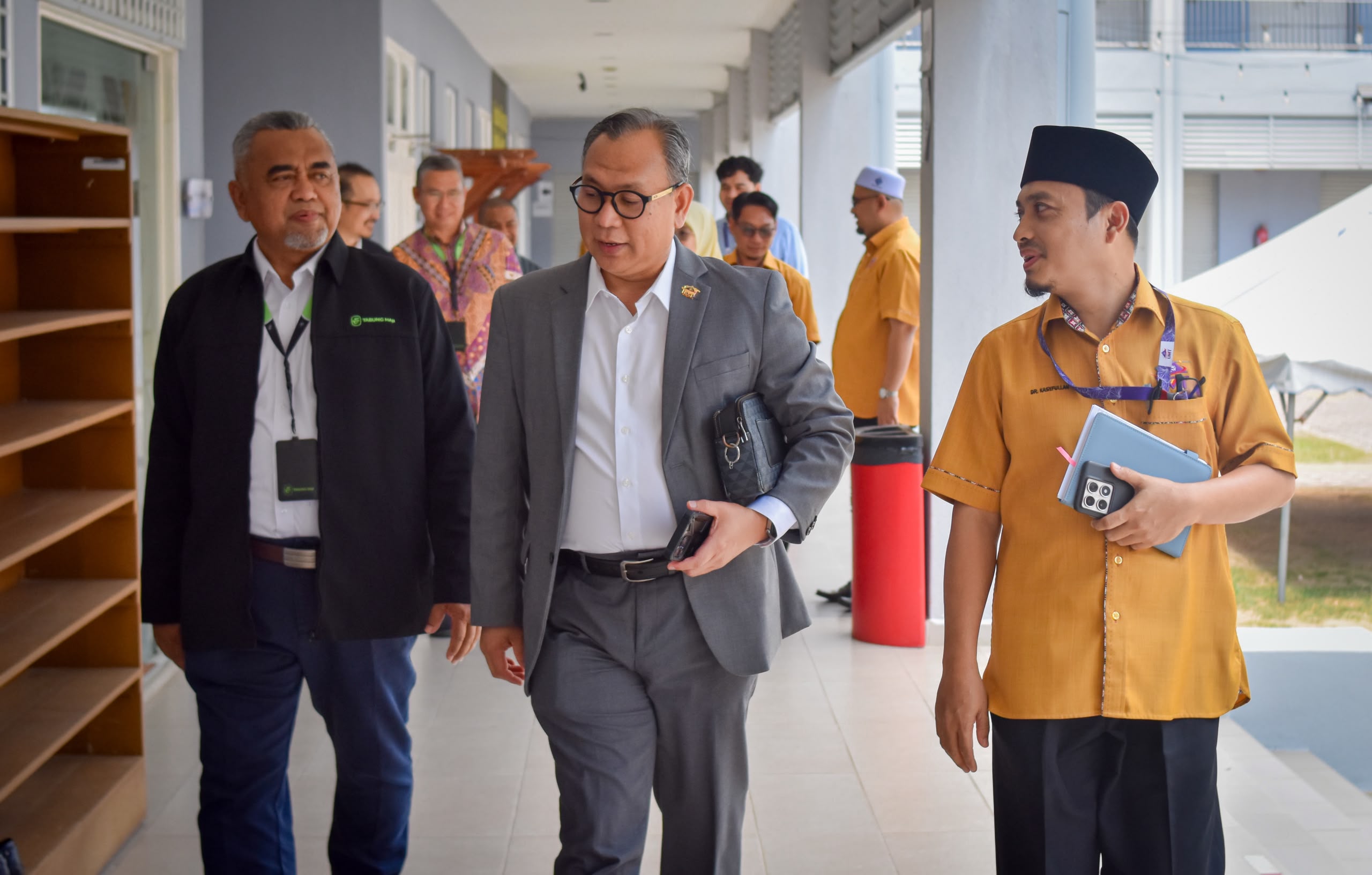 NAIB CANSELOR SANTUNI BAKAL HAJI UMT