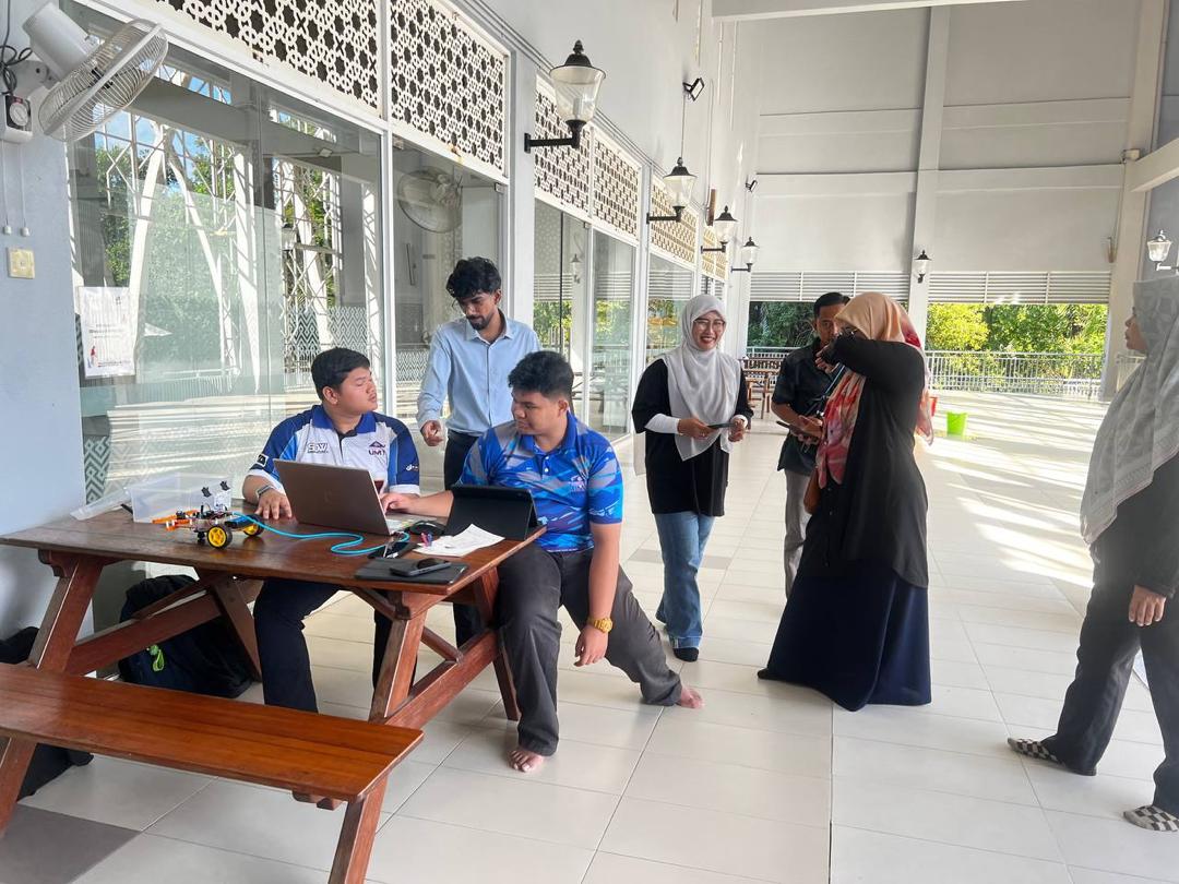 PROGRAM TINKERBOT INTELLECTUAL EXCHANGE TRIP KEMBANGKAN MINAT PELAJAR DALAM BIDANG ROBOTIK